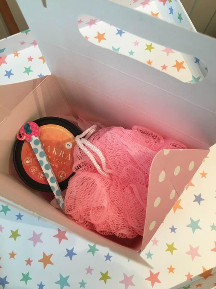 shower jelly and tweezers pamper gift set opened box showing coordinated contents