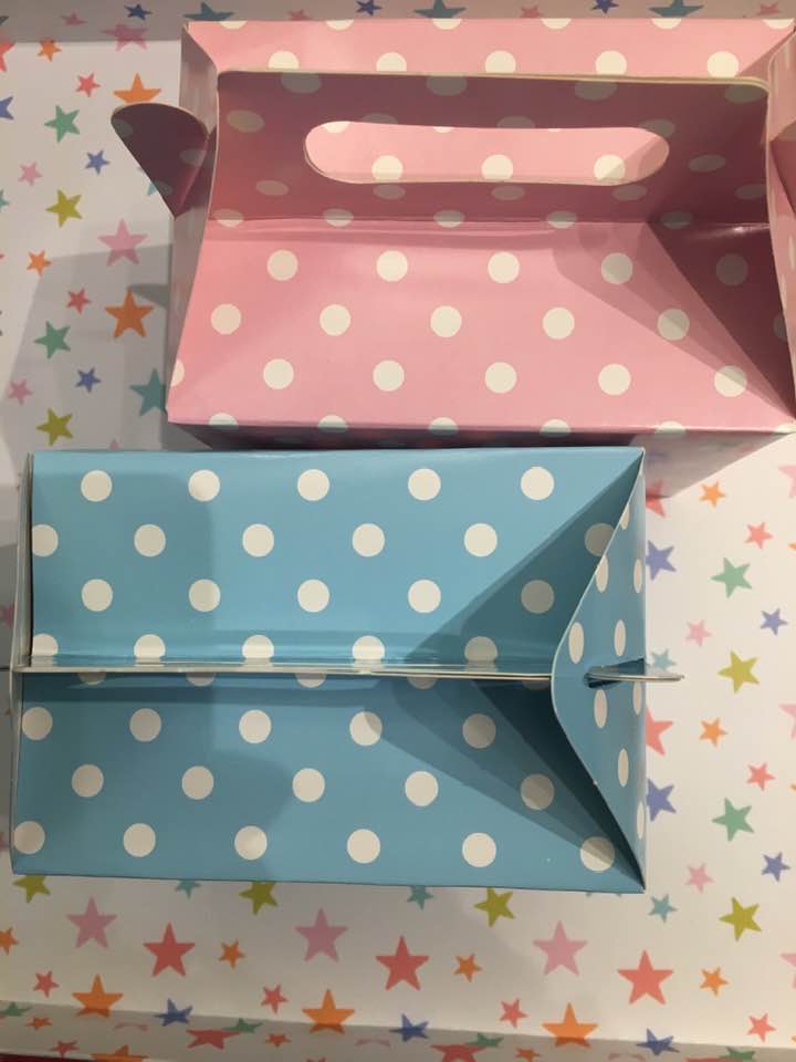 shower jelly and tweezers pamper gift set closed box showing two variant options