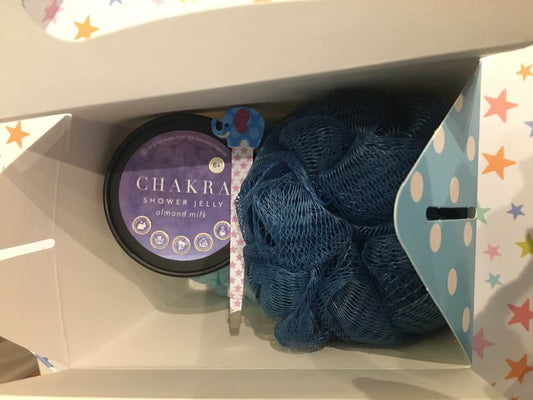 pamper gift set aerial view with shower jelly tweezers and puff inside